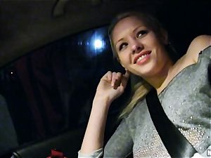 lovely Lola Taylor gets tastey penetrating on the back seat